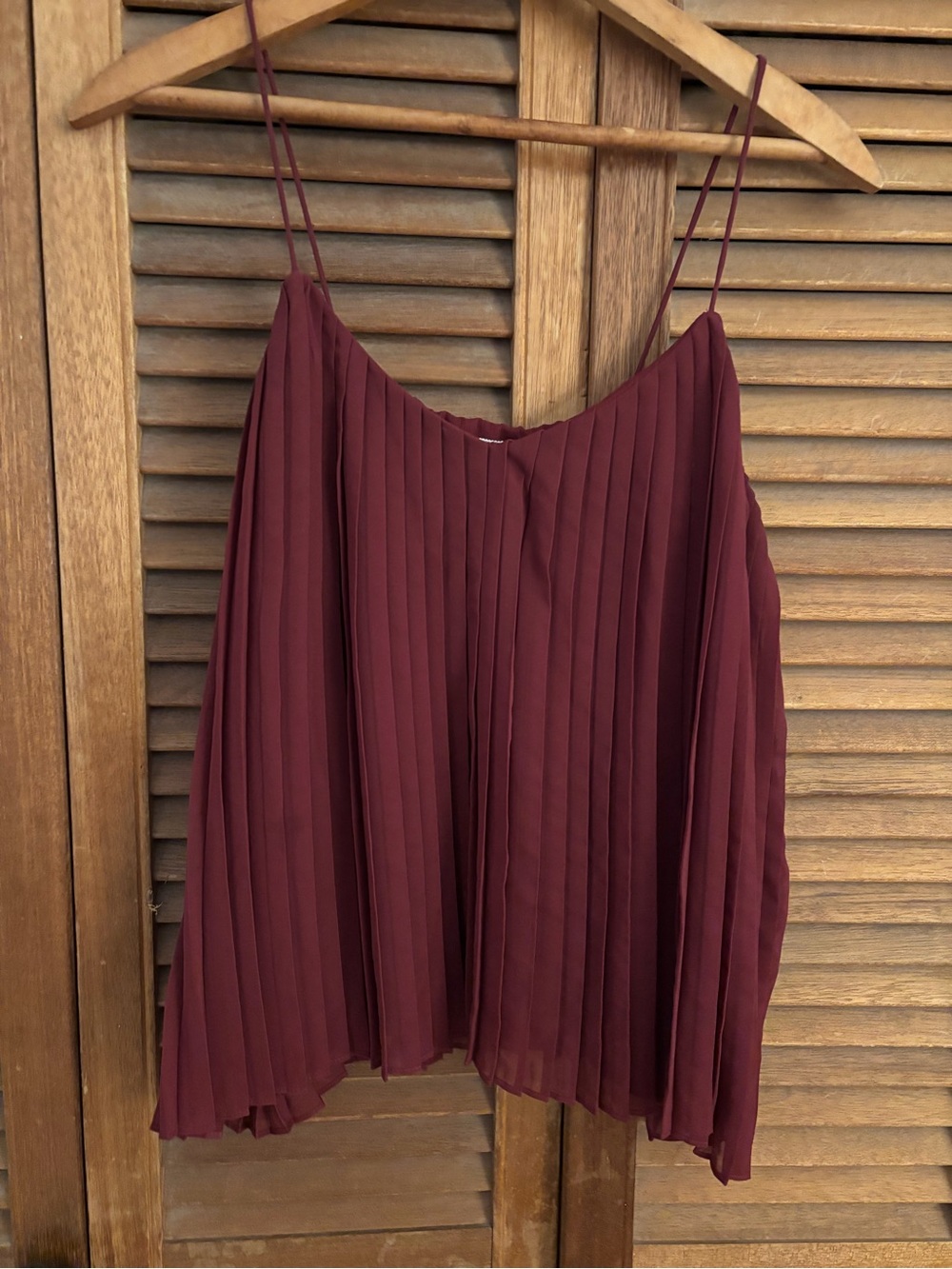 Abercrombie & Fitch Pleated Spaghetti Strap Cami in Wine burgundy size medium